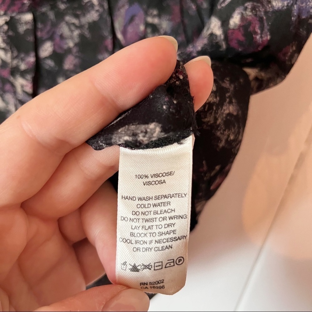 Vintage DKNY abstract floral skirt. Size Large. - Picture 6 of 6